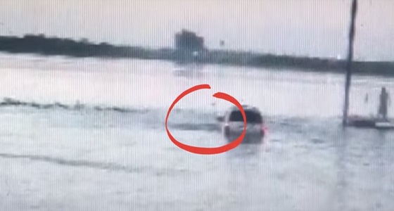 بالفيديو.. سائق ينزل بسيارته البحر هربًا من شرطة تكساس