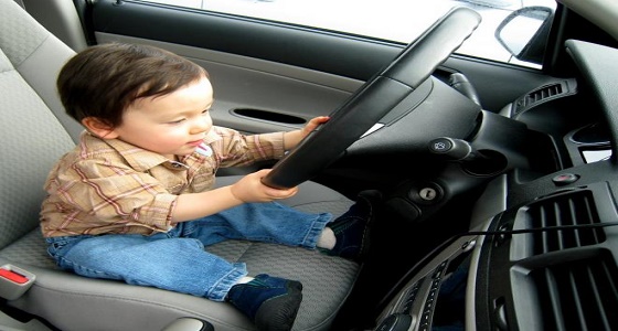 بالفيديو.. طفل عمره 4 سنوات يقود سيارة دفع رباعي