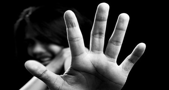 الخائن..آسيوي يستغل غياب صاحب العمل الخليجي ويهتك عرض ابنته