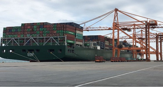 استقبال أضخم سفينة حاويات في تاريخ ميناء الجبيل التجاري