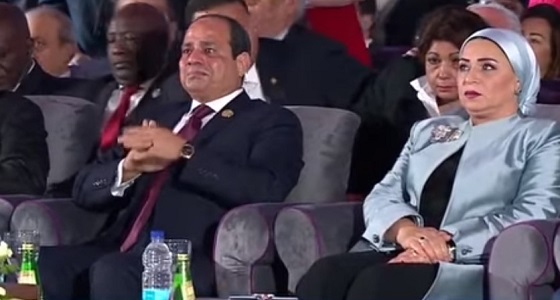 بالفيديو.. ناشطة عراقية تبكي الرئيس السيسي في افتتاح منتدى شباب العالم
