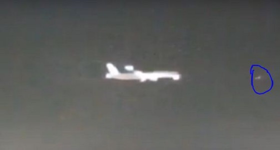 بالفيديو.. جسم غريب يسابق طائرة في بريطانيا
