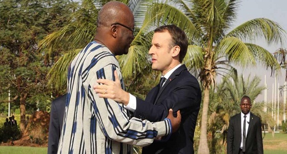 سؤال طالب يثير أزمة بين ماكرون ونظيره في بوركينا فاسو