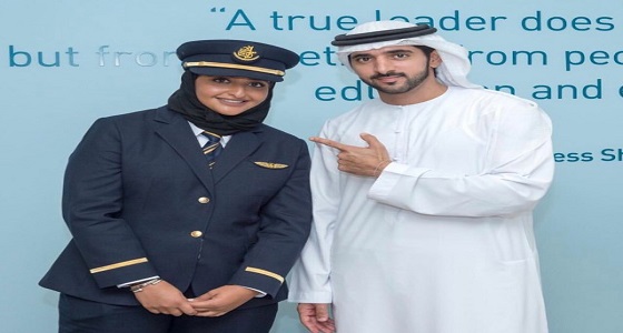 ولي عهد دبي ينشر صورته برفقة أول طيارة إماراتية