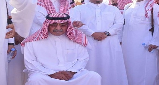 صورة| لحظات مؤثرة تجمع الأمير مقرن وأخاه أحمد خلال صلاة الجنازة على الراحل منصور
