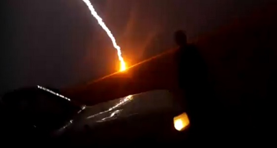بالفيديو.. نجاة مواطن بعد تعرض سيارته لصاعقة رعدية غرب عرعر