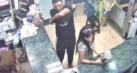 بالفيديو.. فتاة حسناء تساعد صديقها في سرقة محل ملابس بطريقة ماهرة