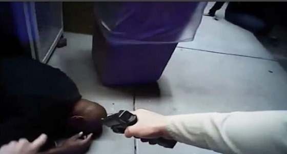 بالفيديو.. شرطي أمريكي يقتل رجل احتجز زوجته رهينة