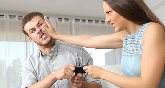 دراسة حديثة : الهواتف الذكية تؤثر على العلاقات الزوجية