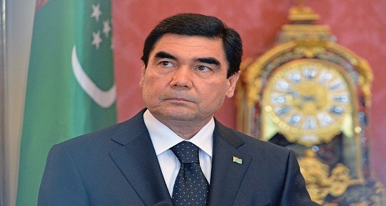 رئيس ” تركمانستان ” يستعرض مهارته بالتفحيط