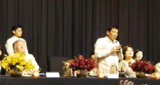 بالفيديو والصور.. رئيس الفلبين يغني بناء على طلب ” ترامب “