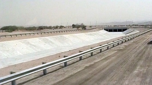 بالصورة.. الأمطار تتلف صندوق مراقبة السيارات.. ومغرد: ” فعلًا خير وبركة “