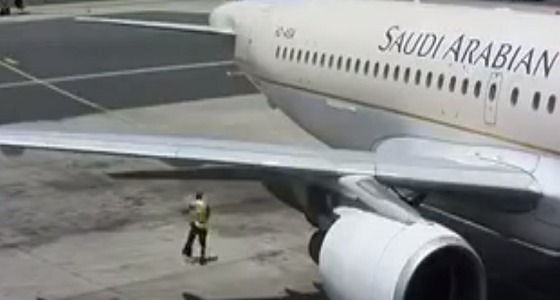 بالفيديو.. سقوط عامل مر خلف محرك طائرة ” الخطوط السعودية ” أثناء دورانه