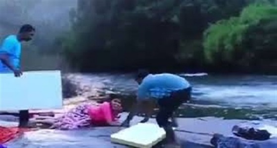 بالفيديو.. سقوط مروع لفتاة أثناء رقصها على المياه