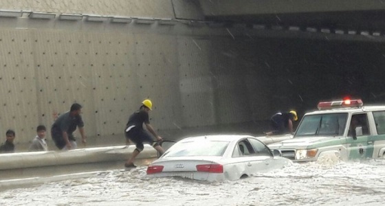 الدفاع المدني تعد تقرير عن تجاهل قائدي السيارات لتنبيهات السيول والأمطار