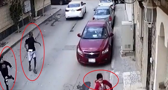 بالفيديو.. محاولة رجل أسمر خطف طفلين داخل أحد الأحياء