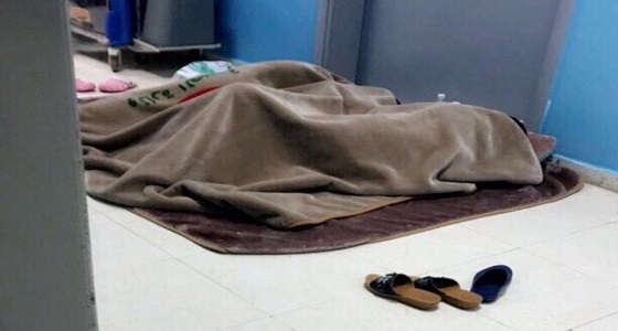 صورة متداولة لـ &#8221; عاملات مستشفى العلايا &#8221; نائمات في الممرات تثير حفيظة المغردين