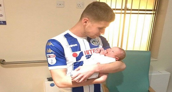 لاعب يطلب تبديله خلال مباراة ليستقبل مولوده الجديد