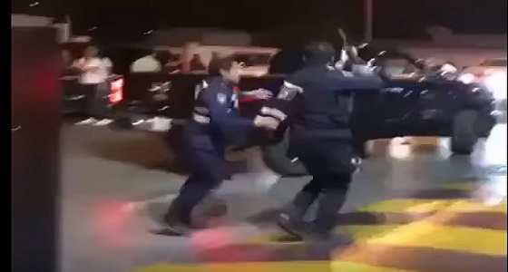 بالفيديو.. مشاجرة بين شباب وشرطيين بالكويت.. ورجل أمن يشهر سلاحه