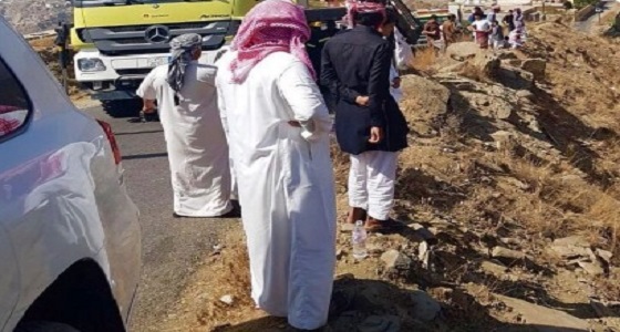 بالفيديو.. مدني الداير بني مالك ينتشل جثمان مواطن سقطت مركبته من منحدر جبلي