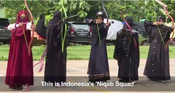 سيدات يُنظمن فرقة للتصدي لحظر النقاب بأندونيسيا