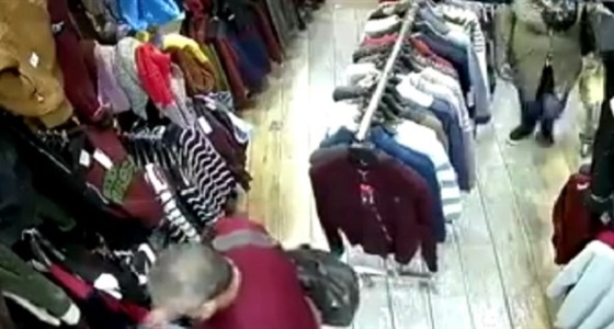 بالفيديو.. 3 فتيات يخدعن صاحب محل بطريقة ذكية لسرقته