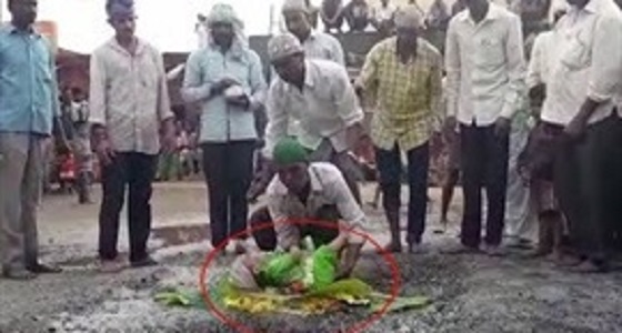 بالفيديو.. رجل يضع ابنه الصغير على الفحم المشتعل