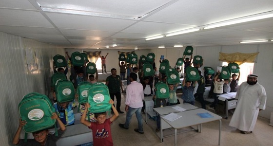 بالصور.. توزيع حقائب مدرسية على 17 ألف طالب سوري