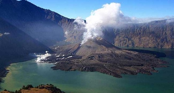 تصاعد الدخان من بركان بالي للمرة الثانية خلال أسبوع
