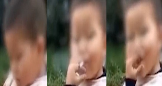 فيديو صادم لطفل يشرب سيجارة وسط تشجيع عائلته