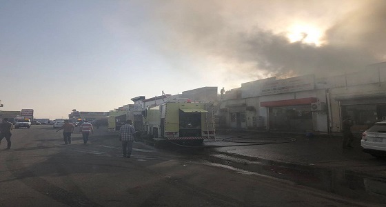 بالصور.. إصابة رجلي إطفاء إثر حريق نشب بمحل تجاري في جازان