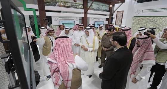 الأمير خالد الفيصل يتفقد الجناح الخاص بوزارة الحج والعمرة في معرض إعمار مكة
