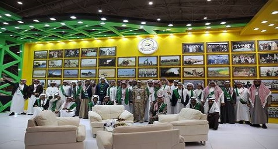 طلاب من &#8221; الأحساء &#8221; يزورون جناح الحرس الوطني في ملتقى ألوان السعودية