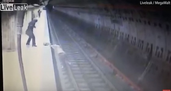 بالفيديو.. سيدة تدفع راكبة تحت عجلات قطار في رومانيا