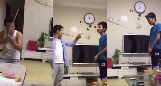 بالفيديو.. رجل يضرب نفسه بالعصا ليعلم ابنه درسا
