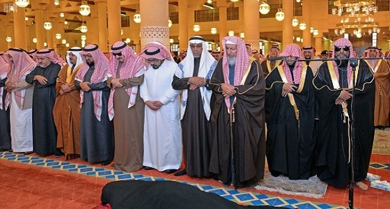 الأمير أحمد بن عبدالعزيز يؤدي صلاة الميت على الأميرة العنود بنت متعب