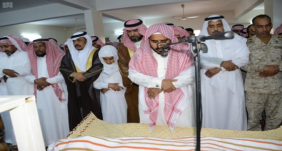 بالصور.. وكيل إمارة منطقة جازان يؤدي صلاة الميت على الشهيد حسين عتودي