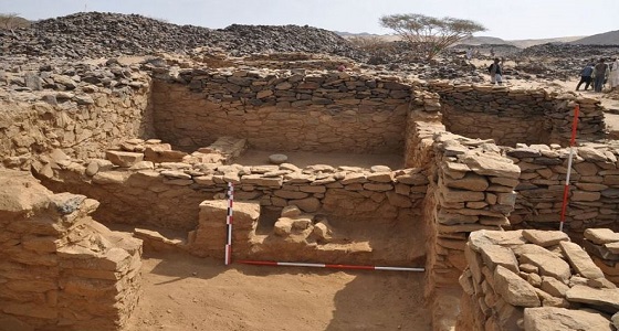 بالصور.. ” السياحة ” تبدأ مشروع التنقيب الأثري في موقع عشم بالباحة