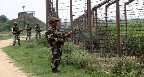 مقتل وإصابة ثلاثة باكستانيين بنيران القوات الهندية عبر الحدود