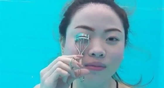 بالفيديو.. فتاة تضع مكياج تحت الماء تشعل مواقع التواصل