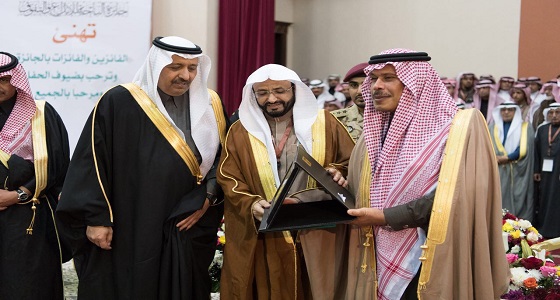 بالصور.. منح الأمير مشاري بن سعود جائزة الباحة للإبداع والتفوق