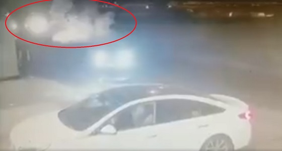 بالفيديو.. سقوط سيارة من جسر طريق الأمير فواز بجدة