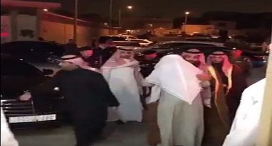 بالفيديو.. ولي العهد يقود سيارته خلال تأديته التعازي في ناصر المقيرن
