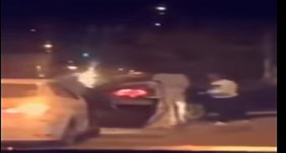 بالفيديو.. لصان يسرقان سائق سيارة في الرياض