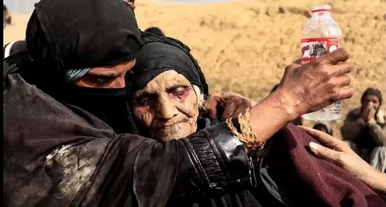 مسنة عراقية يخيم عليها الدهشة بعد نجاتها من القصف الداعشي