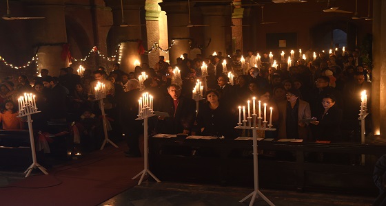 بالصور.. حداد بالشموع على ضحايا انفجار كنيسة في باكستان