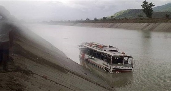 مقتل 27 شخصًا على الأقل إثر سقوط حافلة في نهر بالهند