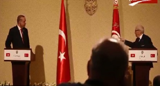 بالفيديو.. الرئيس التونسي يؤدب أردوغان خلال مؤتمر صحفي ويضعه في موقف محرج