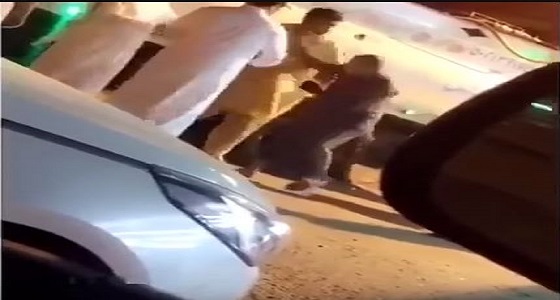بالفيديو.. سائق باكستاني يتعدى على مواطن ويسقطه أرضا