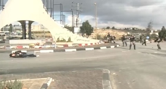 مقطع مؤثر لشاب فلسطيني بعد إطلاق النار عليه